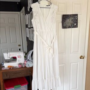 Elegant White Sleeveless Dress